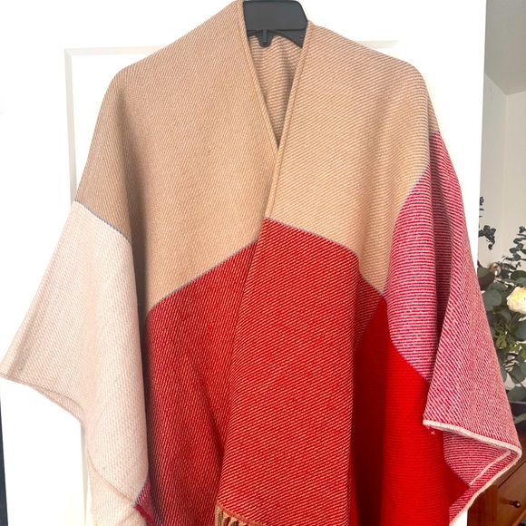 Uniqlo Accessories - Uniqlo wrap around one size fits all great for travel and cozy neutral color
